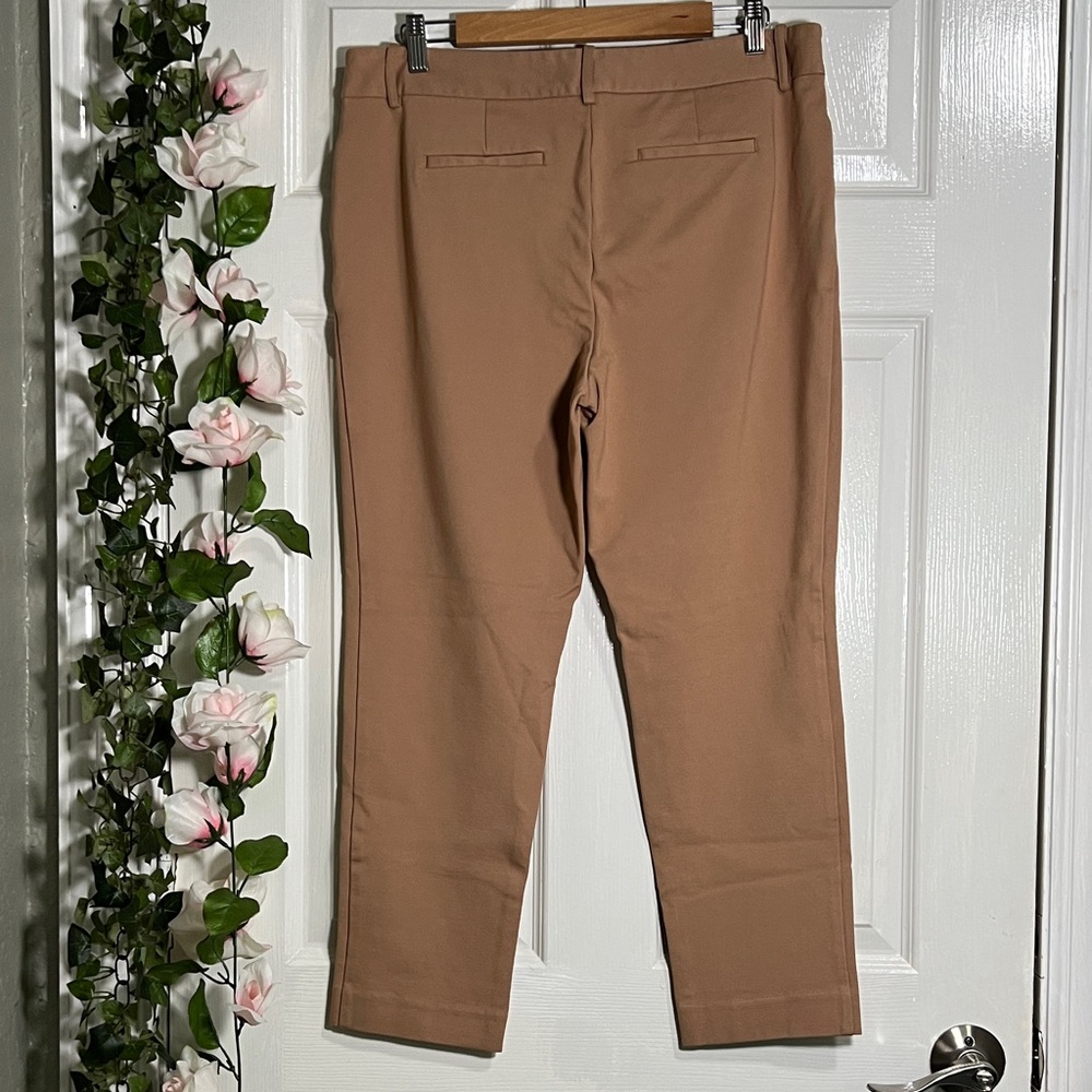 💥Liz Claiborne Women's Ankle /cropped Tan Pants - Picture 3 of 8